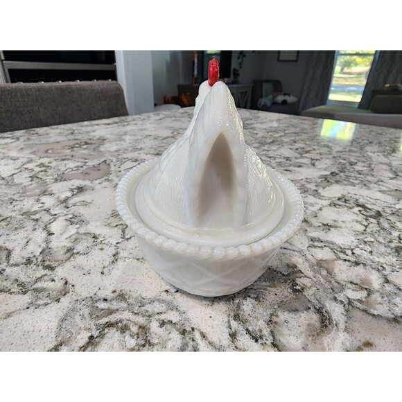 VINTAGE WESTMORELAND ROOSTER ON NEST - WHITE MILK GLASS W/ Red Accents - Picture 4 of 10